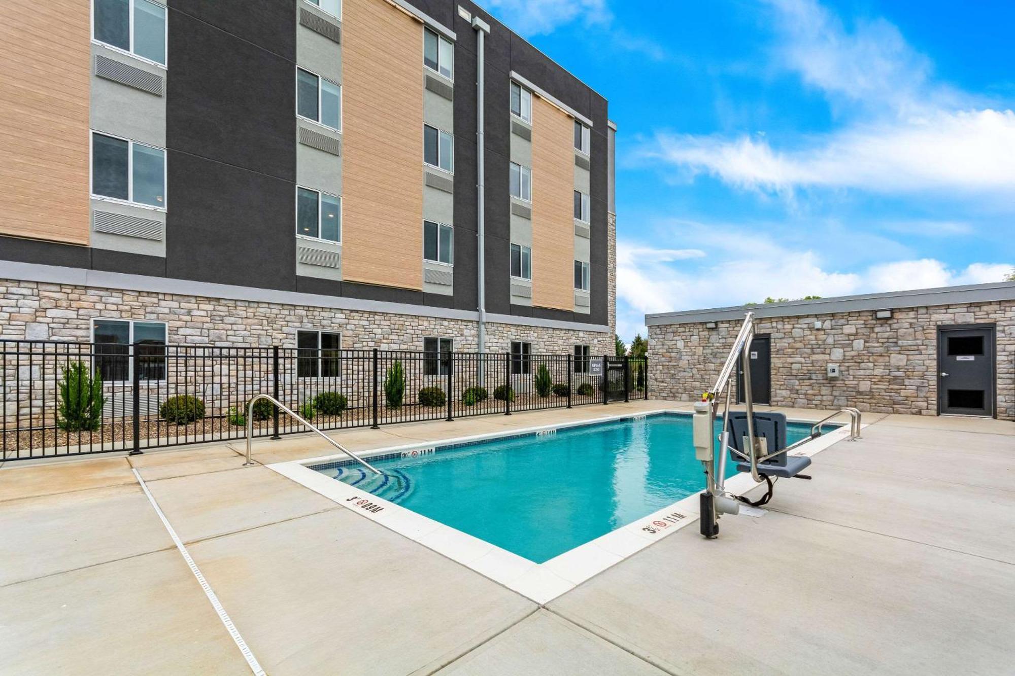 Everhome Suites Lexington - Horse Park Exterior photo